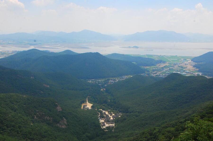 ▲ 세봉에서 관음봉으로 가면서 바라본 내소사와 서해바다.ⓒ진경수 山 애호가