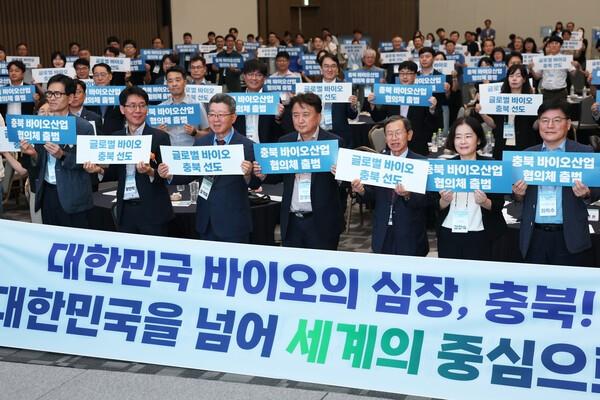 ▲ 이장희 충북바이오산학융합원장이 최근 충북바이오산업협의체 출범식에서 김영환 충북도지사와 오석송 초대 회장 등과 함께 충북바이오 발전을 위한 퍼포먼스를 하고 있다.ⓒ충북바이오산학융합원
