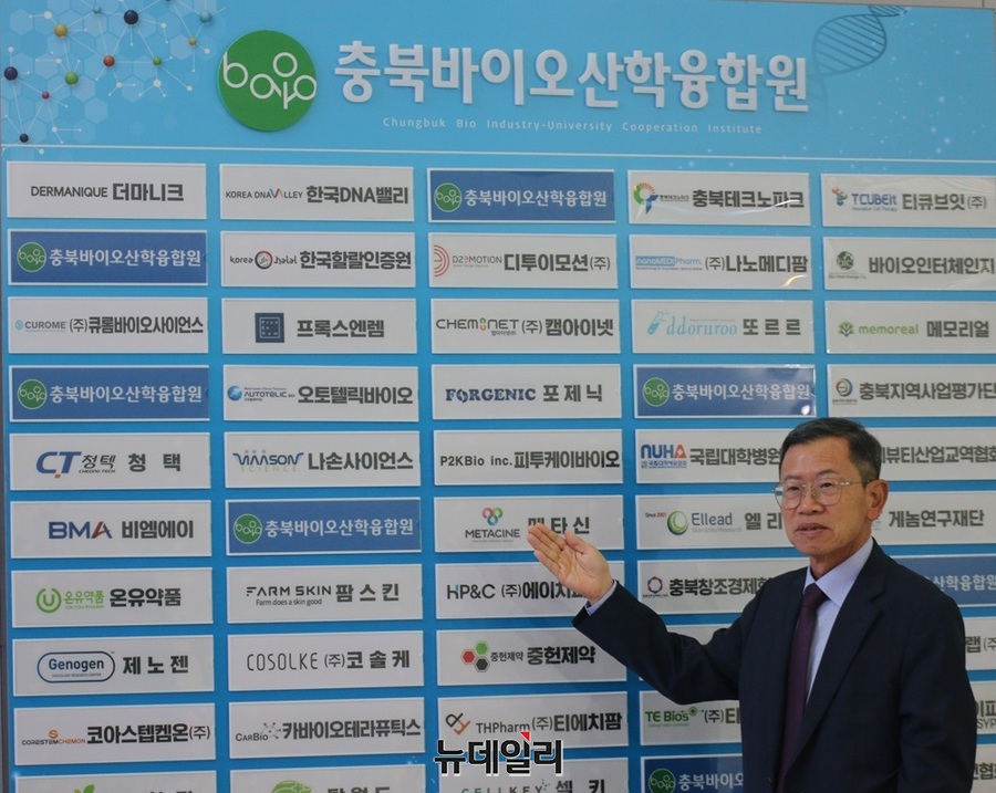 ▲ 이장희 충북바이오산학융합원장이 입주 기업을 손으로 가르키며 성공의 기원하고 있다.ⓒ이길표 기자