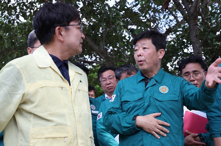 ▲ 박정주 충남도 행정부지사(우)가 26일 수해 현장에서 김광용 행정안전부 재난안전관리본부장에게 “8개 시군이 특별재난지역 지정 기준을 넘어섰다”며 “신속한 추가 선포로 하루라도 빨리 복구가 완료될 수 있도록 해달라”고 요청하고 있다.ⓒ충남도