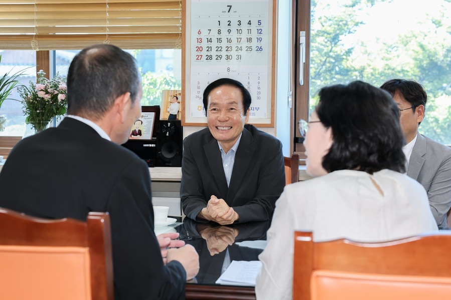 ▲ 김주수 의성군수는 지난 25일 군수실에서 일본 오카야마현의 지방자치단체인 나기초(奈義町)의 초장과 관계 공무원 등 3명이 공식 방문을 갖고 저출생 극복 정책을 주제로 교류의 시간을 가졌다.ⓒ의성군