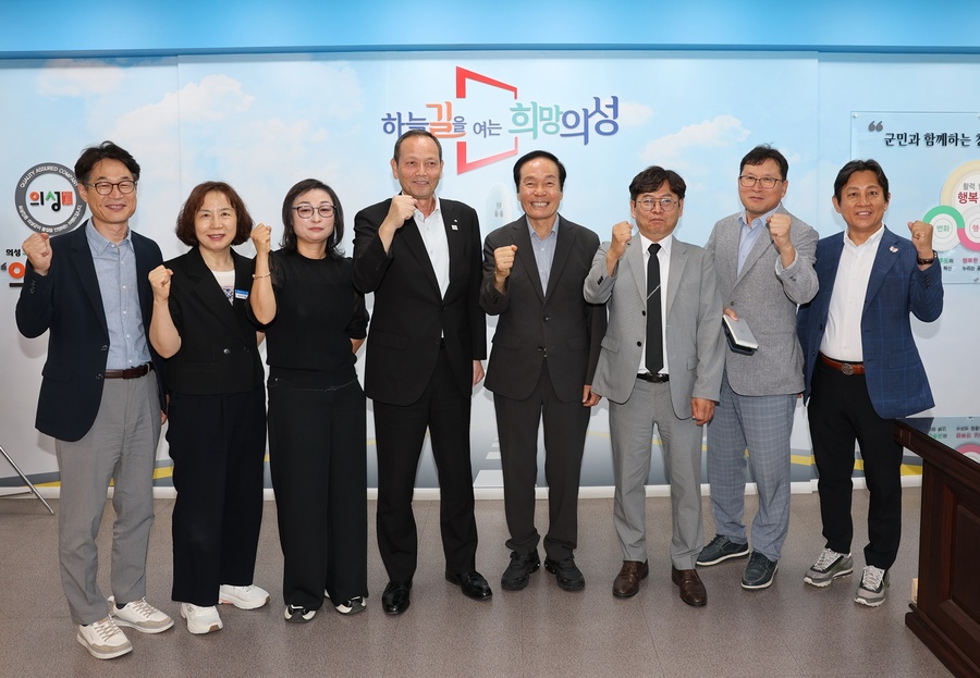 ▲ 김주수 의성군수(왼쪽 다섯번째)가 25일 일본 나기초 오쿠 마사치카(왼쪽 네번째) 초장과 대구경북인터넷기자협회 임원과 만나 파이팅을 외치고 있다.ⓒ의성군