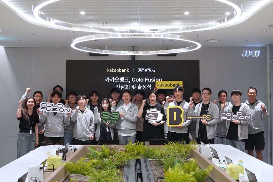 ▲ 지난 25일 경기도 성남시 카카오뱅크 판교 오피스에서 열린 '해킹방어대회 데프콘 출전팀 초청 간담회'를 마친 후, 출전팀 'Cold Fusion' 선수단과 카카오뱅크 임직원이 함께 기념촬영을 하고 있다. ⓒ카카오뱅크