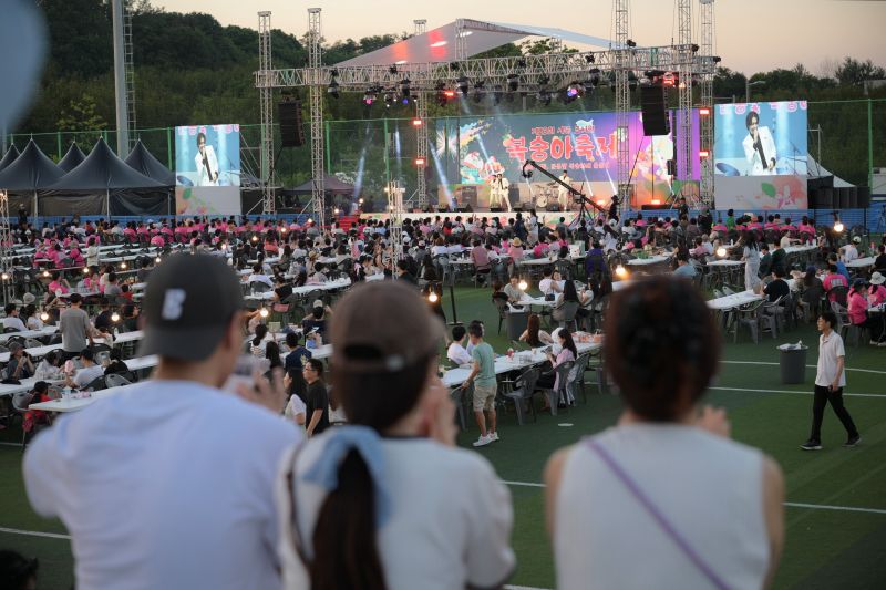 ▲ 26일 열린 조치원복숭아 축제에서 피치비어나잇이 열리고 있다.ⓒ세종시