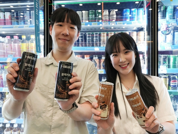 ▲ ‘세븐셀렉트 블랙커피 240ml’와 ‘세븐셀렉트 카페라떼 240ml’ⓒ세븐일레븐