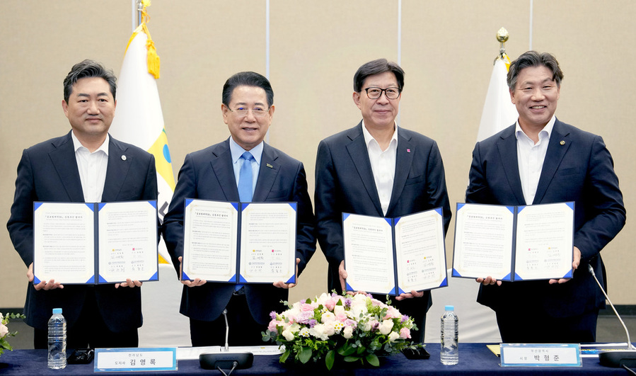 ▲ 김영록 전라남도지사가 25일 오후 부산벡스코에서 ‘국립목포해양대-국립한국해양대 글로컬대학 지정’을 위한 글로컬대학 비전 및 혁신전략 보고회에서 부산시, 국립목포해양대, 국립한국해양대와 글로컬대학 MOU를 체결하고 있다. (왼쪽부터 한원희 목포해양대학교 총장, 김영록 전남도지사, 박형준 부산광역시장, 류동근 한국해양대학교 총장)ⓒ전라남도 제공