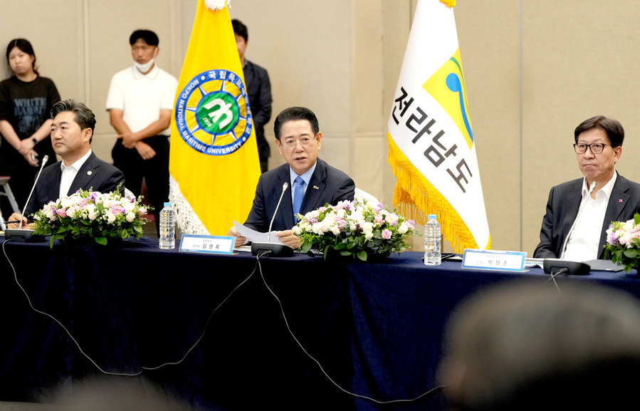 ▲ 김영록 전라남도지사가 25일 오후 부산벡스코에서 ‘국립목포해양대-국립한국해양대 글로컬대학 지정’을 위한 글로컬대학 비전 및 혁신전략 보고회에서 인사말을 하고 있다.ⓒ전라남도 제공
