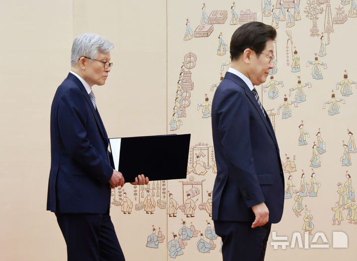 ▲ 최동석 인사혁신처장이 23일 서울 용산 대통령실 청사에서 이재명 대통령의 임명장 및 위촉장 수여를 돕고 있다. ⓒ뉴시스