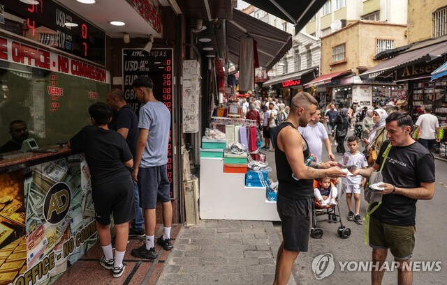 ▲ 튀르키예 이스탄불 거리의 환전소ⓒEPA 연합뉴스