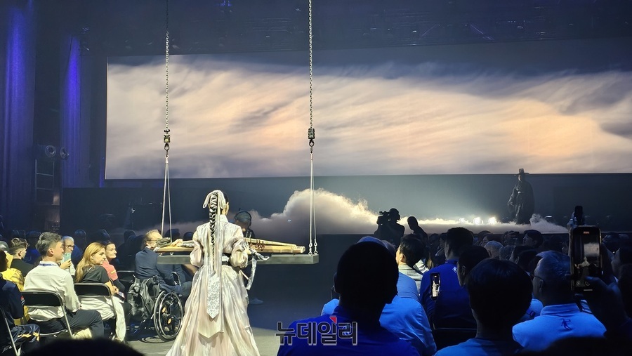 ▲ 27일(현지시각) 독일 뒤스부르크 노드 환경공원에서 열린 ‘라인루르 하계 유니버시아드대회’ 폐회식에서 한국의 가야금이 천정에서 내려와 선녀로 분장한 한 여성이 가야금을 받아 무대로 가져가는 퍼포먼스를 하고 있다.ⓒ김정원 기자