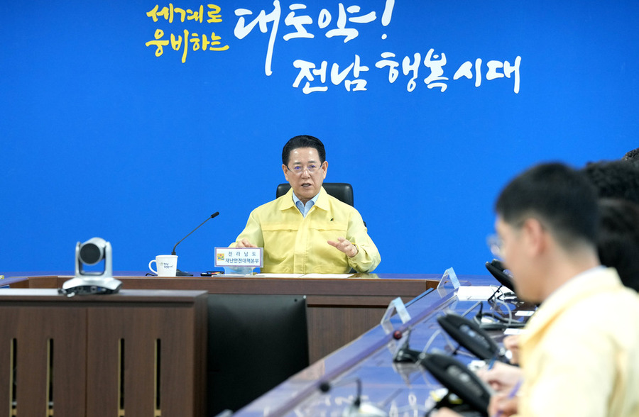 ▲ 폭염 경보 재난종합상황실 방문 현황 청취 및 근무자 격려ⓒ전라남도 제공