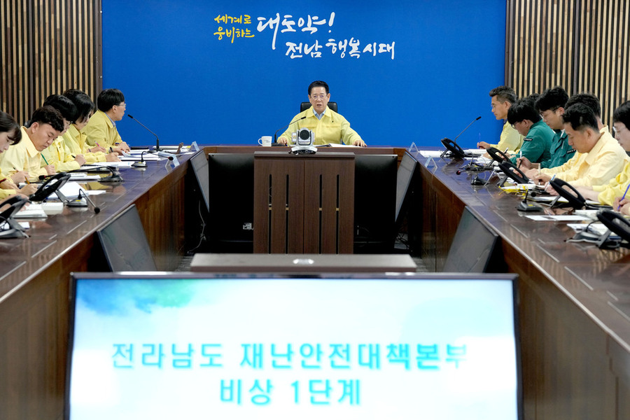 ▲ 폭염 경보 재난종합상황실 방문 현황 청취 및 근무자 격려ⓒ전라남도 제공