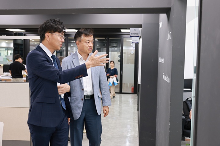 ▲ 서울지방고용노동청 권태성 청장(오른쪽)이 삼육대 대학일자리본부 이병재 팀장의 설명을 들으며 삼육대 진로상담실 등을 둘러보고 있다.ⓒ삼육대