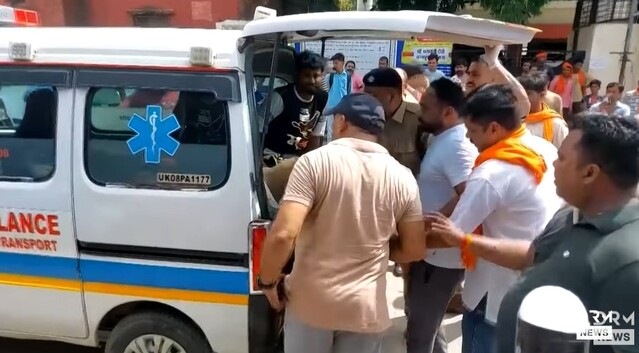 ▲ 27일(현지시각) 인도 북부 우타라칸드주 만사 데비 사원에서 발생한 압사 사고 부상자가 이송되고 있다. 출처=DRM NEWS 유튜브 채널 갈무리ⓒDRM NEWS