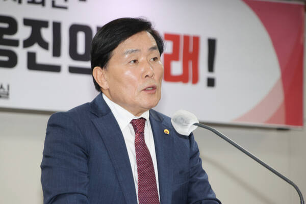 ▲ 문경복 옹진군수는 최근 취임3주년을 기자회견에서“그간 3년간 변화와 혁신으로 옹진군의 많은 발전을 이뤄냈다