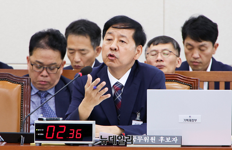 ▲ 구윤철 경제부총리 겸 기획재정부 장관 후보자가 7월17일 오후 국회 기획재정위원회 전체회의에서 열린 인사청문회에서 의원들의 질문에 답하고 있다.
ⓒ 서성진 기자