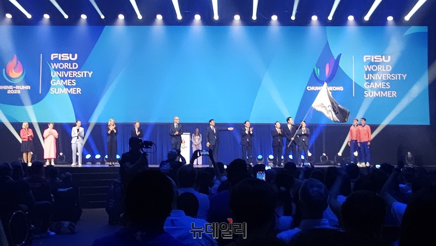 ▲ 김태흠 충남도지사가 27일(한국시각) 오후 6시 독일 뒤스부르크 노드 환경공원 내 크라프트첸트랄레(kraftzentrale)에서 열린 2025 독일 라인-루르 하계유니버시아드 폐회식에서 대회기를 인수 한 뒤 흔들고 있다.ⓒ김정원 기자