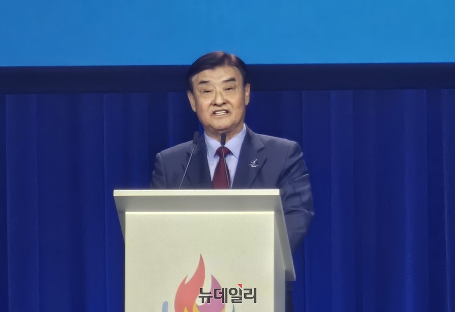 ▲ 2025 하계세계대학경기대회가 막을 내린 27일(한국시각) 오후 6시 독일 뒤스부르크 노드 환경공원 내 크라프트첸트랄레(kraftzentrale) 폐회식에서 2027 충청의 하늘 아래에서 더 높이 휘날릴 준비를 하고 있다고 밝히고 있다.ⓒ김정원 기자