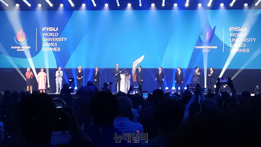 ▲ 2025 하계세계대학경기대회가 막을 내린 27일(한국시각) 오후 독일 뒤스부르크 노드 환경공원 내 크라프트첸트랄레(kraftzentrale) 폐회식에서 강창희 조직위원장이 대회기 인수를 기다리고 있다.ⓒ김정원 기자