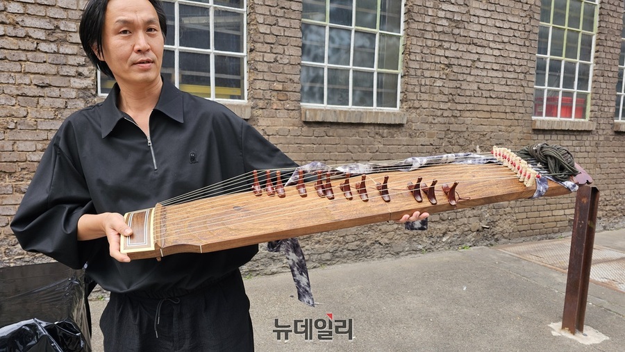 ▲ 2025 하계세계대학경기대회 폐회식에 등장한 가야금.ⓒ김정원 기자