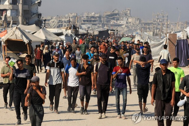 ▲ 27일(현지시각) 가자지구 북부의 팔레스타인 주민들이 구호품 반입을 기다리고 있다. 출처=로이터ⓒ연합뉴스