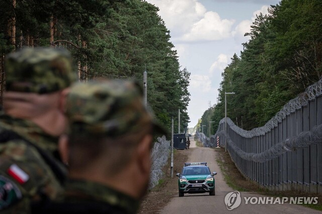 ▲ 폴란드-벨라루스 국경에 자동차 한 대가 다가오고 있다. 출처=AFPⓒ연합뉴스