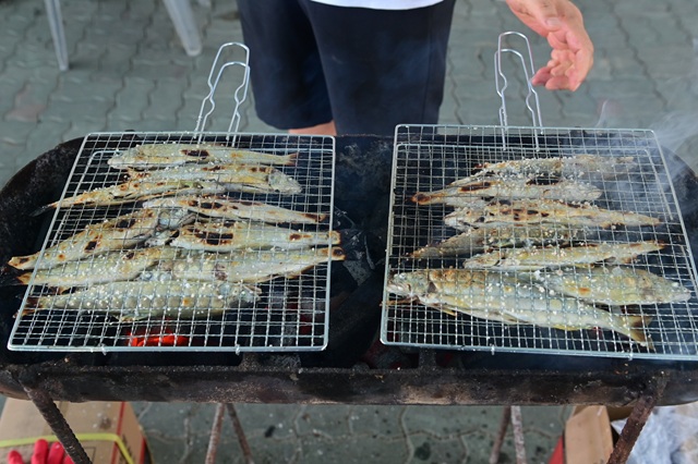 ▲ 관광객들이 ‘은어 숯불구이터’에서 직접 잡은 은어를 화로에 굽고 있다.ⓒ봉화군