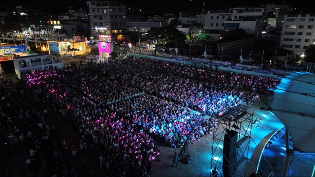▲ 내성천 특설무대에서 제27회 봉화은어축제 개막 축하공연을 하고 있다.ⓒ봉화군