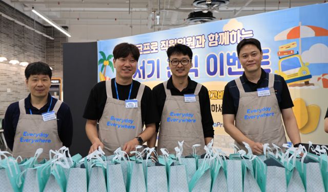 ▲ 에코프로 직원위원들 지난 23일 포항캠퍼스에서 간식 지원 이벤트를 진행하고 있다.ⓒ에코프로