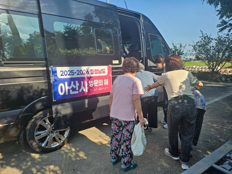 ▲ 아산시가 최근 집중호우로 큰 피해를 입은 염치읍 일대에 설치한 현장대응반에 차량을 지원, 이재민 이동에 도움을 주고 있다.ⓒ아산시