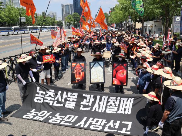 ▲ 한국후계농업경영인경상북도연합회는 지난 25일 서울 용산구 대통령실 인근에서 '한미 상호관세 협상 농축산물 장벽철폐 반대 경북농민대회'를 열고 정부의 통상 전략을 규탄하고 나섰다. ⓒ한국후계농업경영인중앙연합회