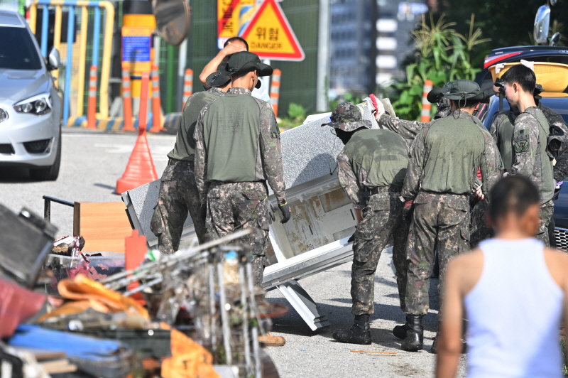 ▲ 지난 20일 오전 광주 북구 신안동 서암대로 100번길 주변에서 군인들이 침수 피해 주택에서 가구들을 꺼내고 있다. 광주·전남에는 지난 사흘간 500~600㎜ 괴물 폭우가 쏟아졌다. ⓒ뉴시스