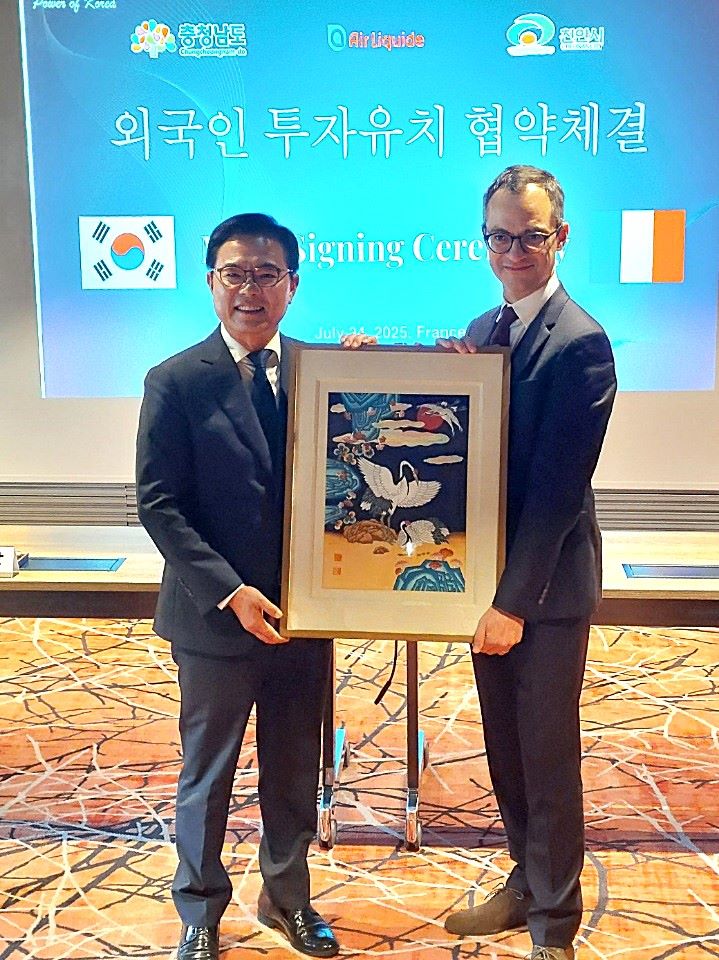 ▲ 프랑스 파리에서 열린 투자협약 체결식에서 김석필 천안시장 권한대행 부시장과 매트 체레바티 유미코아 수석 부사장 니콜라 푸아리앙 에어리퀴드코리아 대표가 기념촬영을 하고 있다. ⓒ천안시