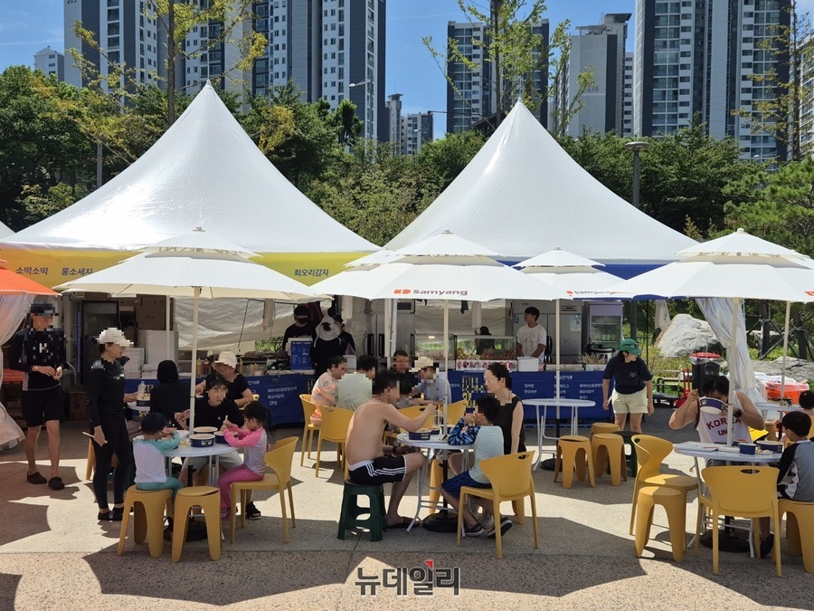 ▲ 37도가 넘는 무더위에도 삼양라면을 찾는 소비자들이 많았다.ⓒ조현우 기자