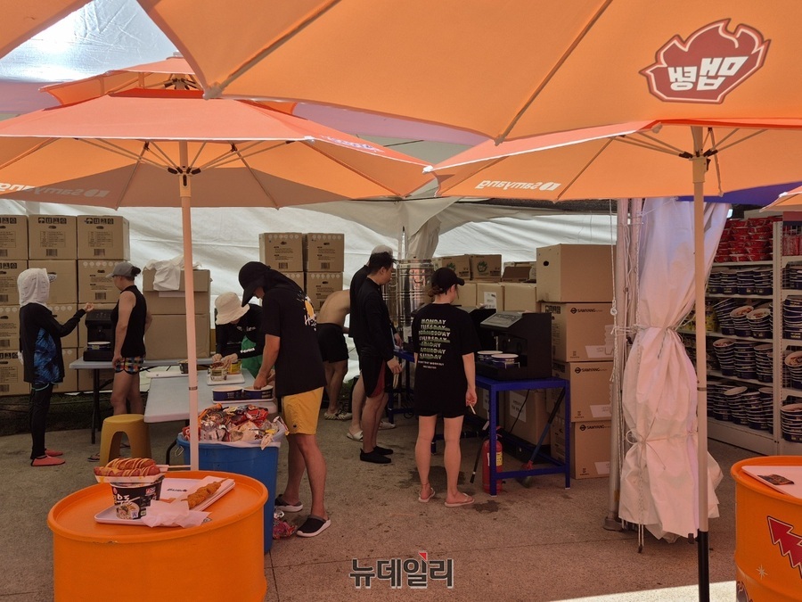 ▲ 조리대에서 봉지라면을 조리 중이 모습ⓒ조현우 기자