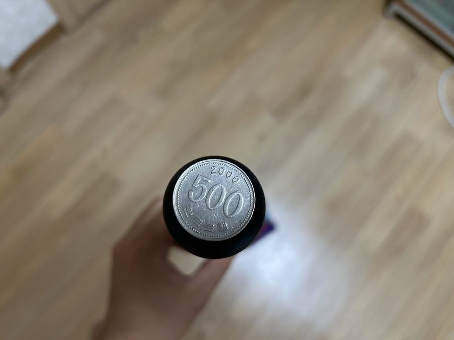 ▲ 청소기 상단과 500원 동전을 비교한 모습 ⓒ이보현 기자