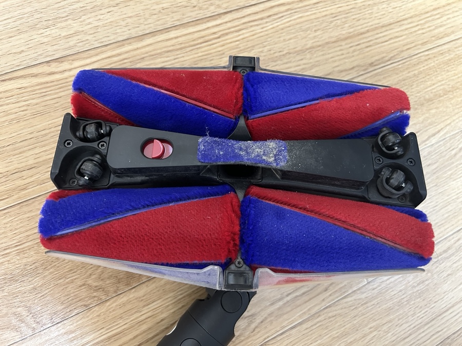 ▲ 4개의 원뿔형 콘을 적용해 청소기를 앞뒤로 작동시킬 때 부드러운 느낌을 받을 수 있다. ⓒ이보현 기자