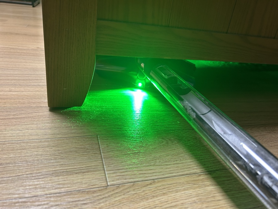 ▲ LED 조명이 침대 밑을 비추니 청소를 멈출 수 없었다. ⓒ이보현 기자