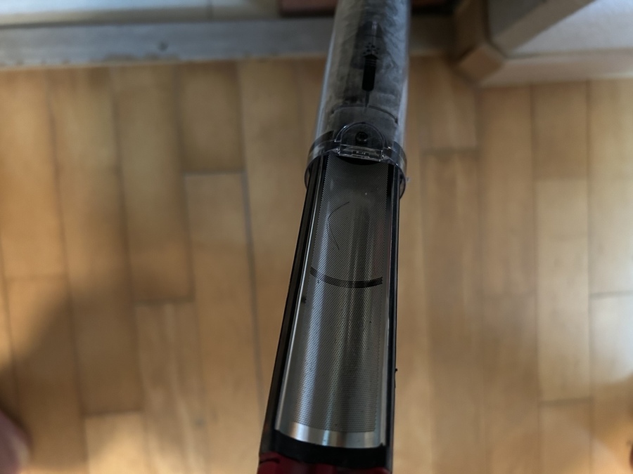 ▲ 헤드를 분리하고 먼지통을 내리는 버튼을 누르면 손쉽게 이물질을 배출할 수 있다. ⓒ이보현 기자