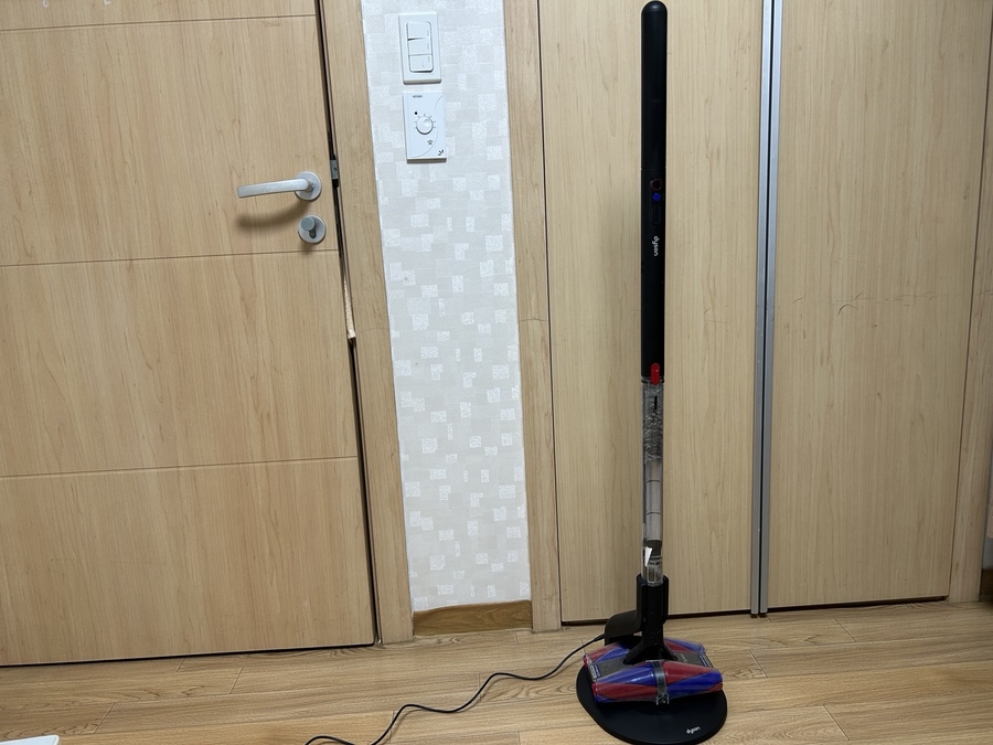 ▲ 도크에 청소기를 갖다 대기만 해도 자석으로 달라 붙는다. ⓒ이보현 기자