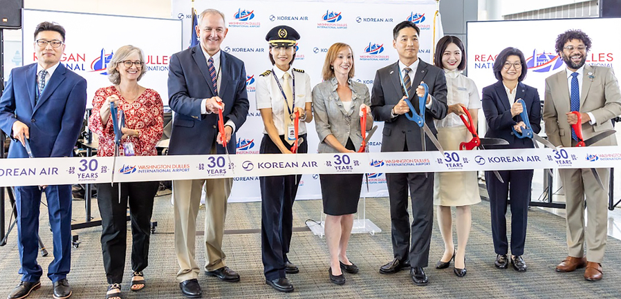 ▲ 석인학 워싱턴공항지점장(오른쪽에서 네번째)을 비롯한 대한항공 관계자들과 워싱턴 공항당국 관계자들이 기념촬영을 하는 모습 ⓒ대한항공
