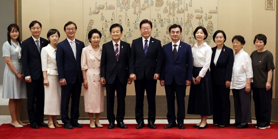 ▲ 이재명 대통령이 28일 서울 용산 대통령실 청사에서 신임 국무위원 및 국세청장에게 임명장을 수여한 뒤 참석자들과 기념촬영을 하고 있다. ⓒ뉴시스