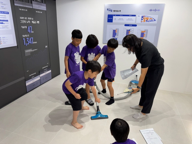 ▲ 어린이들이 데시벨35랩에서 층간소음 측정 체험을 하고 있다. ⓒLH