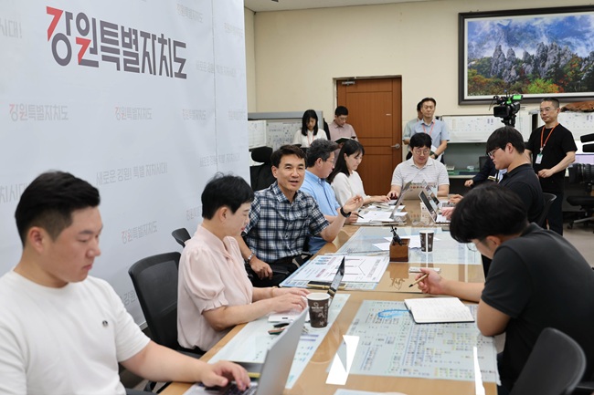 ▲ 김진태 강원도지사가 28일 강원도청에서 열린 기자 간담회에서 각종 현안을 설명하고 있다. ⓒ강원특별자치도