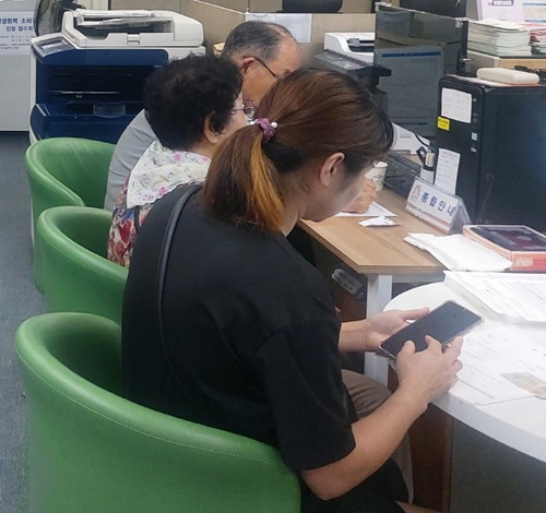 ▲ 시민들이 공주시 신관동 행정복지센터에서 소비쿠폰을 신청하고 있다.ⓒ공주시