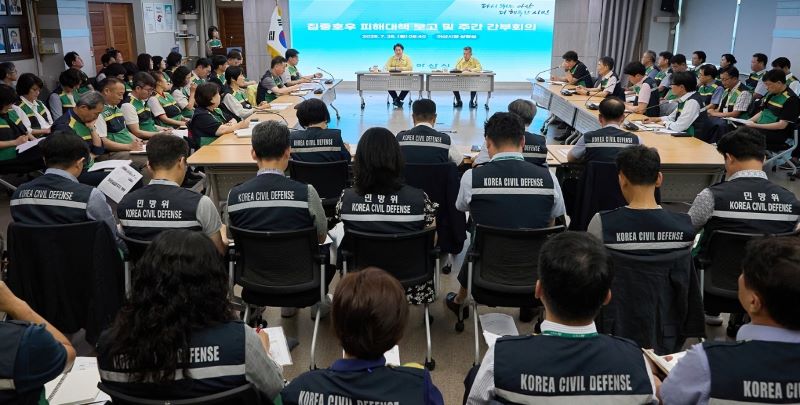 ▲ 오세현 시장이 집중호우 피해 대책 보고 및 주간간부회의에서 조속한 복구와 향후 재해 예방 방안 마련에 총력을 기울여 줄것으로 주문하고 있다.ⓒ아산시