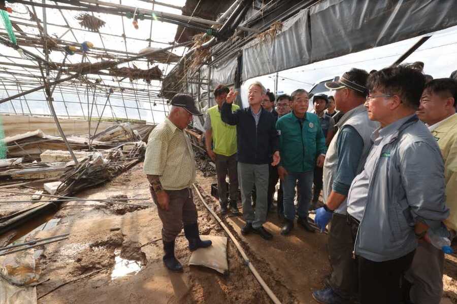 ▲ 강호동(왼쪽에서 세번째) 농협중앙회장이 호우 피해 현장을 찾아 구호 상황을 점검했다.ⓒ농협중앙회