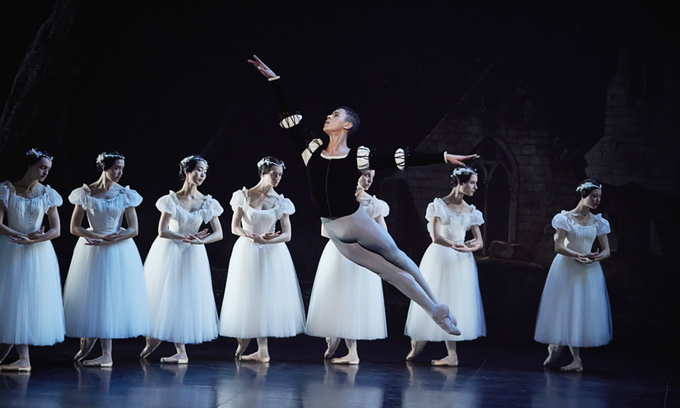 ▲ 2023년 파리 오페라 발레의 '지젤' 내한 공연에서 LG아트센터 서울 무대에 오른 기욤 디오프.ⓒLG아트센터 서울