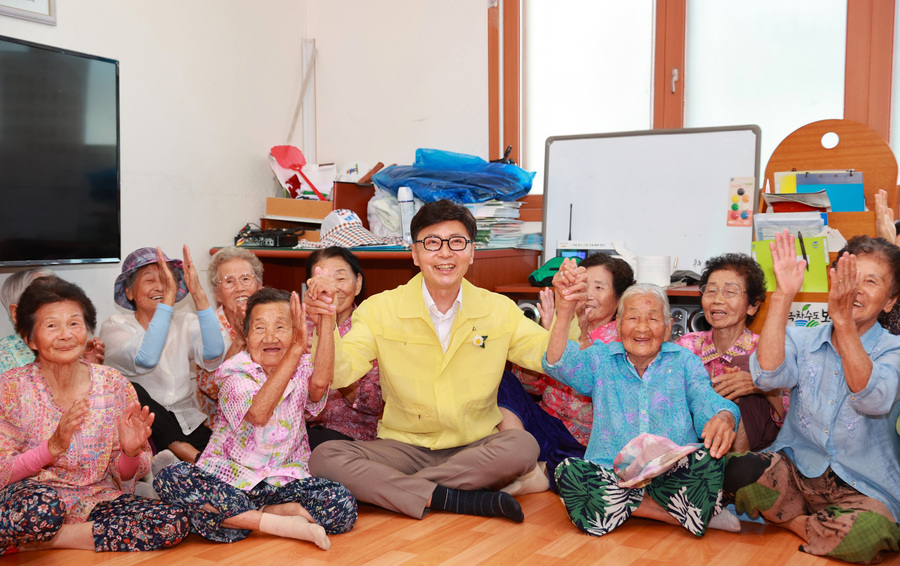 ▲ 보성군,‘이재명 대통령 민생공약’ 실현 전국 선도 … 전남 1위_김철우 보성군수가 읍면 중심의 현장 접수 창구를 방문하여 격려하고 있다(가운데 민방위복_김철우 보성군수)ⓒ보성군 제공