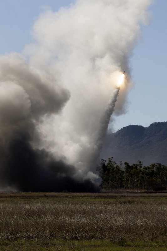 ▲ 해병대는 지난 3일부터 27일까지 호주 북동부 일대에서 미국, 호주 등과 함께 다국적 연합훈련 '탈리스만 세이버'(Talisman Sabre)에 참가했다. 해병대 천무가 호주 훈련장 일대에서 사격 훈련을 실시하고 있다. ⓒ해병대